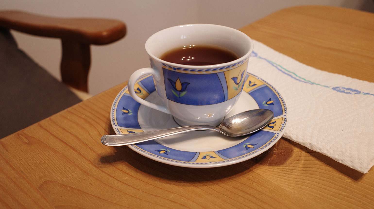 Nahaufnahme: eine Tasse Tee auf einem Tisch.