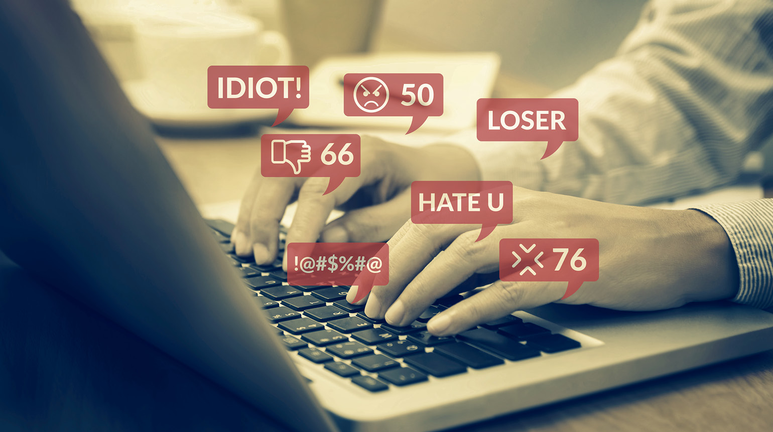 Symbolbild: Von einer Notebook-Tastatur steigen Begriffe wie „Hate you“, „Loser“ usw. auf.