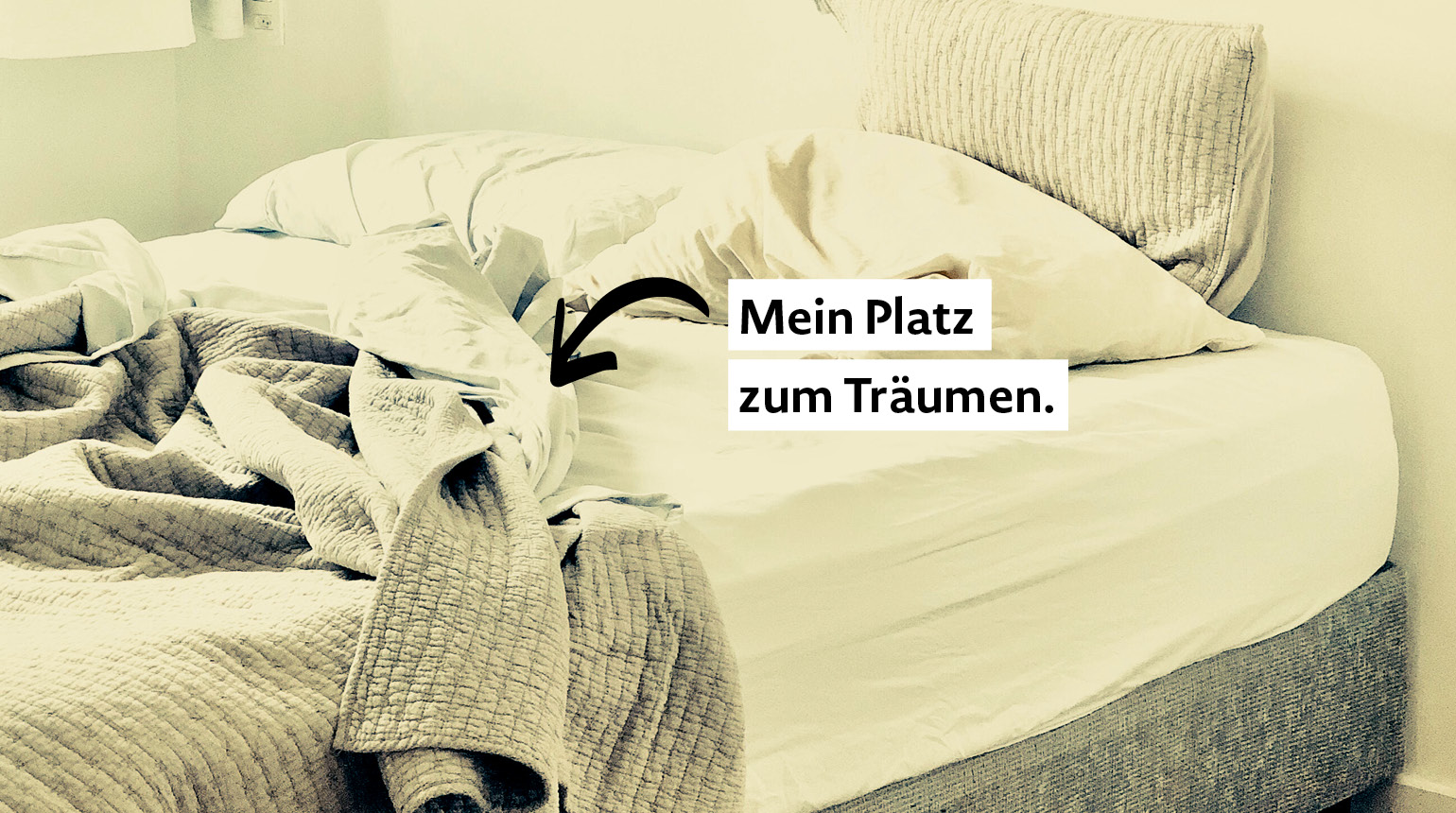 Bild: ein Bett mit aufgeschlagener Decke. Text: „Mein Platz zum Träumen.“ 