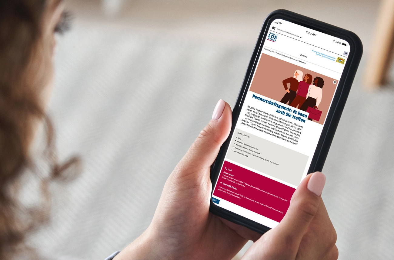 Auf einem Handy-Bildschirm ist der Blogbeitrag „Partnerschaftsgewalt: Es kann auch Sie treffen“ zu sehen. 