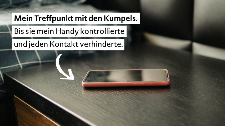 Foto: Ein Handy liegt auf einem Tisch. Text: „Mein Treffpunkt mit den Kumpels. Bis sie mein Handy kontrollierte und jeden Kontakt verhinderte.”