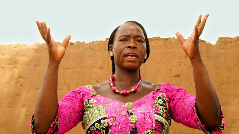 Eine Anti-FGM-Aktivistin in Burkina Faso hält einen Vortrag.