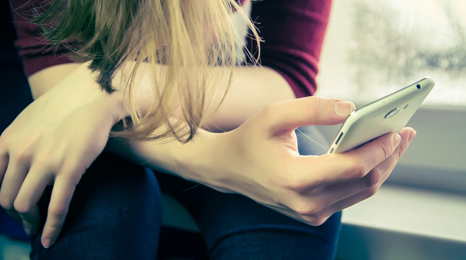 Nahaufnahme: ein Mädchen textet auf ihrem Smartphone.