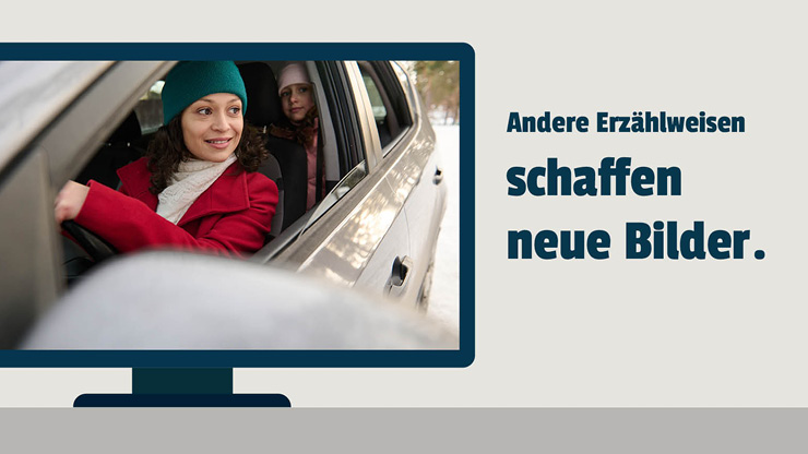 Foto: In einer Filmszene fährt eine selbstbewusst blickende Frau im Auto los. Auf der Rückbank sitzt ein Kind. Text:  „Andere Erzählweisen schaffen neue Bilder.“