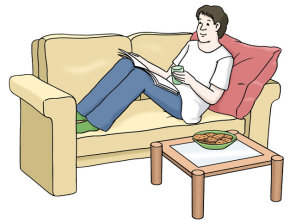 Zeichnung: ein junger Mann liegt auf dem Sofa. Er liest und trinkt Tee.