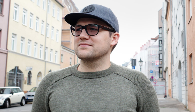 Porträtfoto: Niklas Mülstroh unterwegs in der Augsburger Altstadt.